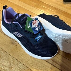 NWT Womens Memory Foam Skechers Tennis Shoes